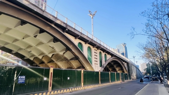 百年老天桥大修改造进入全新阶段，桥下商铺全部拆除完成