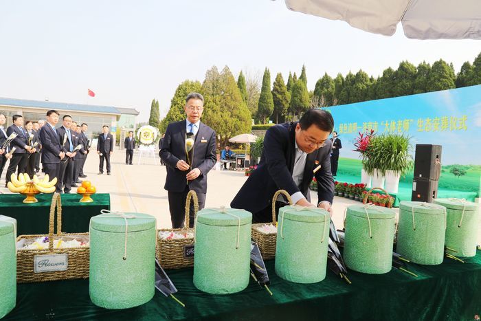 清明前夕济南市第二殡仪馆为百位 “大体老师”举行生态安葬仪式​