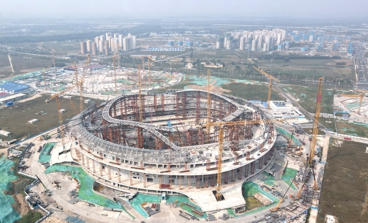The project strengthens the provincial capital｜The hoisting of the roof steel structure trusses of the professional football field project of Jinan Yellow River Sports Center is progressing smoothly