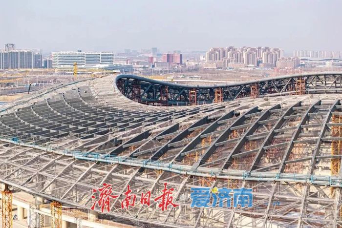 攻克国内之最！黄河体育中心专业足球场成功“戴冠”