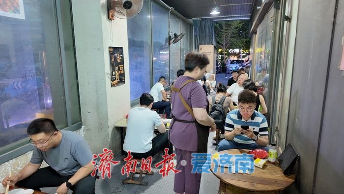 一口串， 一座城的情怀！老济南烧烤，“串”起泉城夏夜经济！