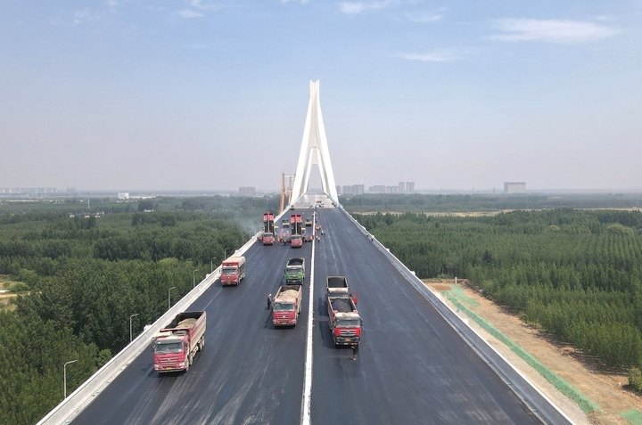 项目强省会丨G104京岚线济南黄河公路大桥桥面沥青摊铺全面启动