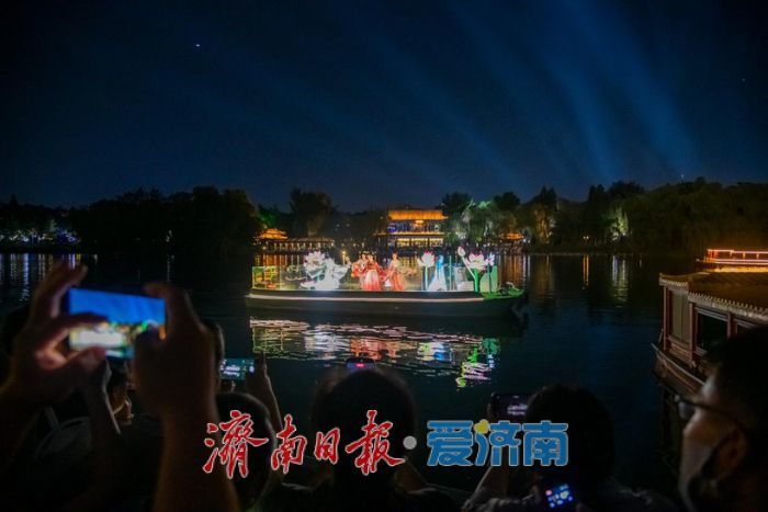泉涌盛夏·画舫载梦 天下第一泉风景区“画舫演艺”惊艳回归