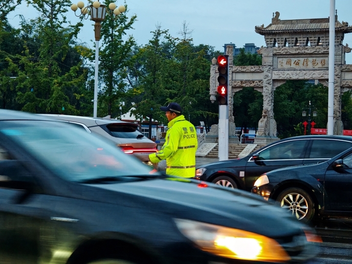 山东多地遭大雾侵袭，“12123”APP、短信平台将向重点人群推送信息，公安全警出动确保道路交通安全畅通