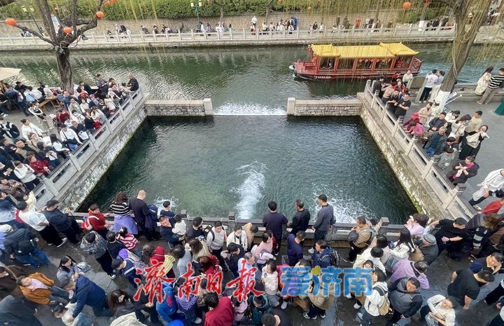 泉在济南过大年丨大年初六黑虎泉畔游客如织 听泉观澜享惬意春光