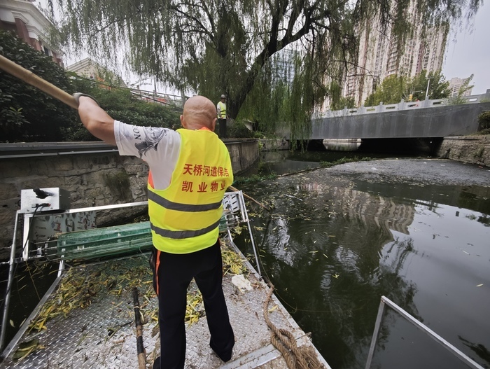 降雨前争分夺秒：清理工商河河道垃圾 力保行洪畅通
