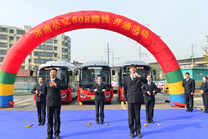 坐着“红墩墩”一路逛遍大观园、老商埠、中山公园、西市场 济南508路小巷公交开通