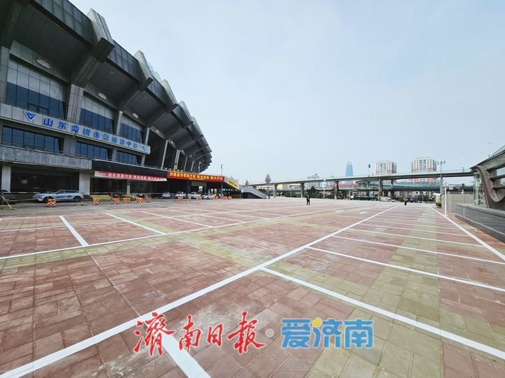 山东省体育中心北广场新增停车位 将缓解周边停车难题
