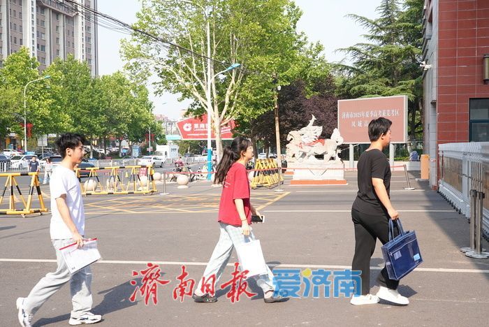 加油，考生们！2025年高考首日开考考生从容赴考