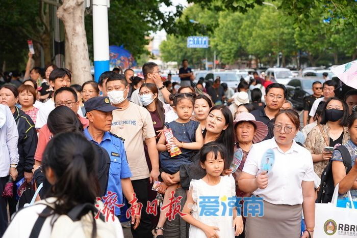 场内笔耕逐梦 场外守盼陪“烤”