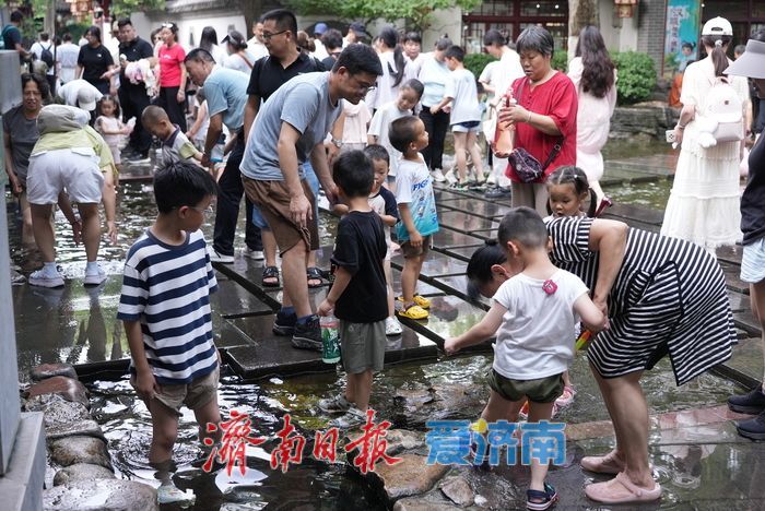 泉城开启“蒸煮模式” 趵突泉畔亲泉戏水寻清凉
