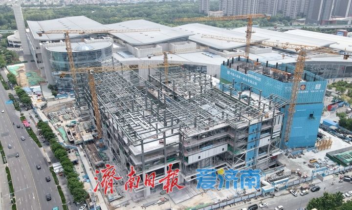 山东国际会展中心（配套部分）项目会展区域总体钢结构完成过半
