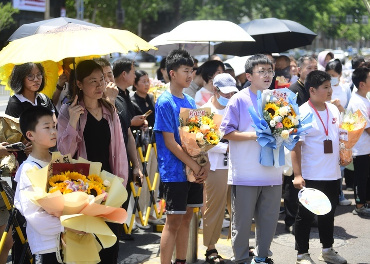 高考最后一天，花式“显眼包”迎接考生
