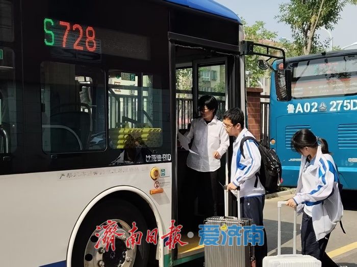 破解学生上学出行难题 定制公交“暖心”守护学子求学路