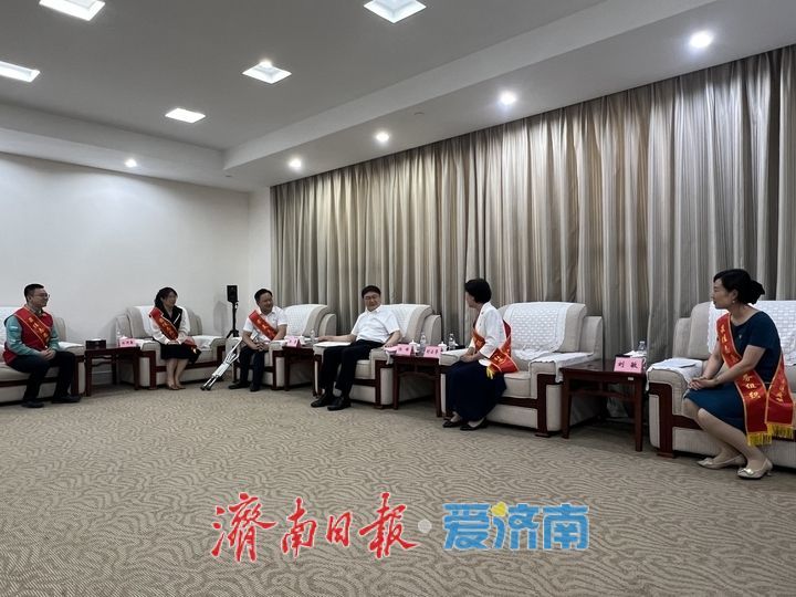 打造更多具有本地特色的志愿服务品牌 杨峰会见2024年度全国志愿服务“四个100”先进典型代表