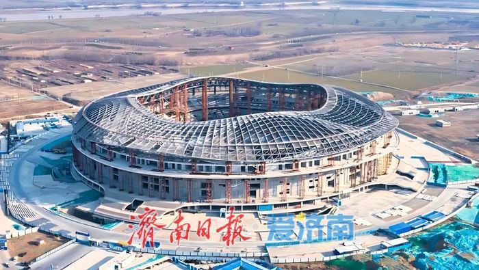 攻克国内之最！黄河体育中心专业足球场成功“戴冠”