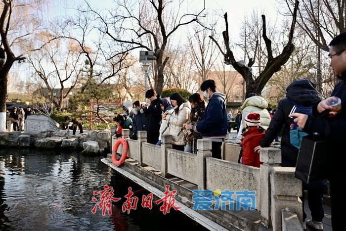 冬阳染泉色 五龙潭月牙泉静美醉游人