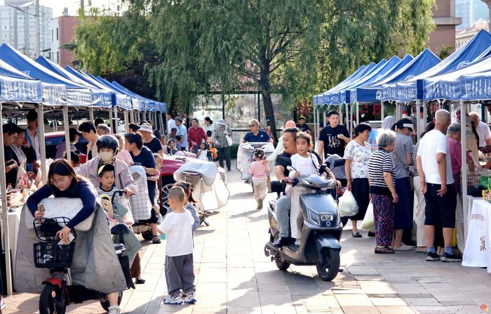 傍晚逛集氛围十足！“泉水人家”市集走进文恒社区恒大帝景 邻里扎堆淘本土好货