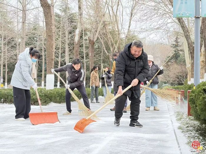 雪落泉城暖守护 九园联动保畅通 —— 济南市公园发展服务中心高效开展首场降雪清雪除冰工作
