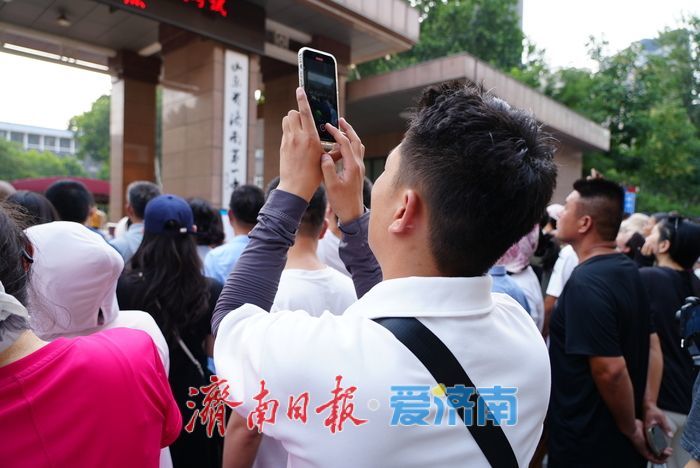 你走出考场的样子，是父母镜头里最珍贵的风景