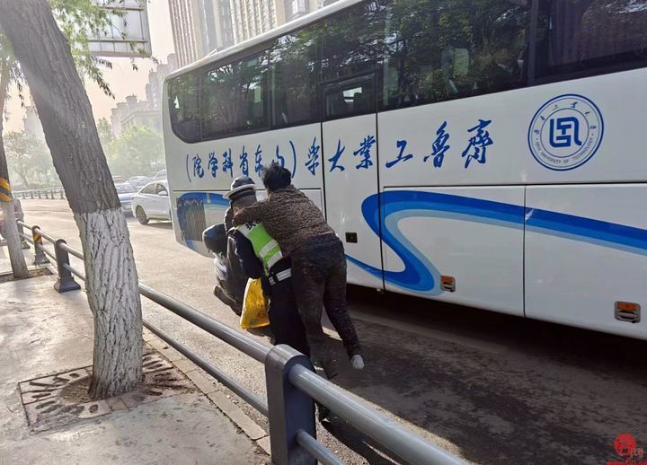 残疾老人外出迷路 济南交警暖心救助