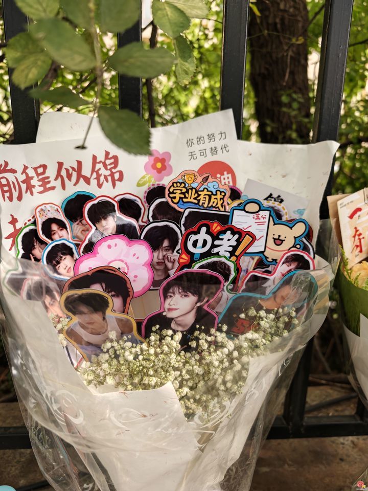 中考收官 济南二中考场外温情迎考
