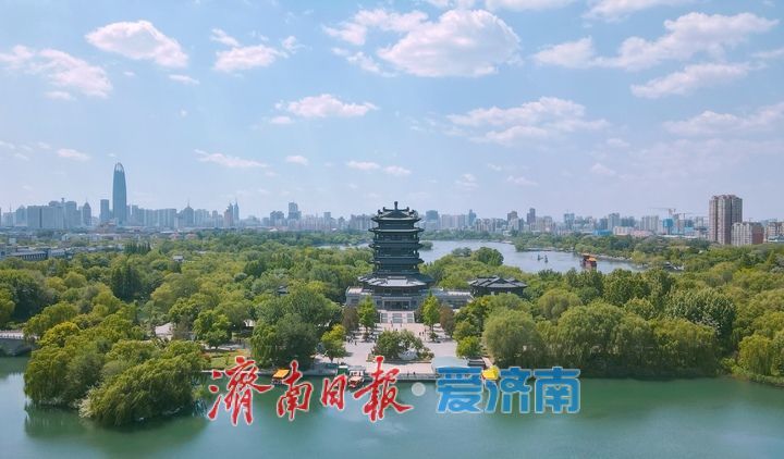 暮春时节明湖畔，巧云相伴入画来