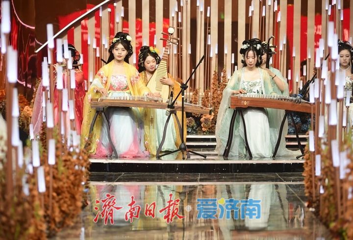以爱筑家向新而行，集体颁证仪式为“520”增添别样浪漫