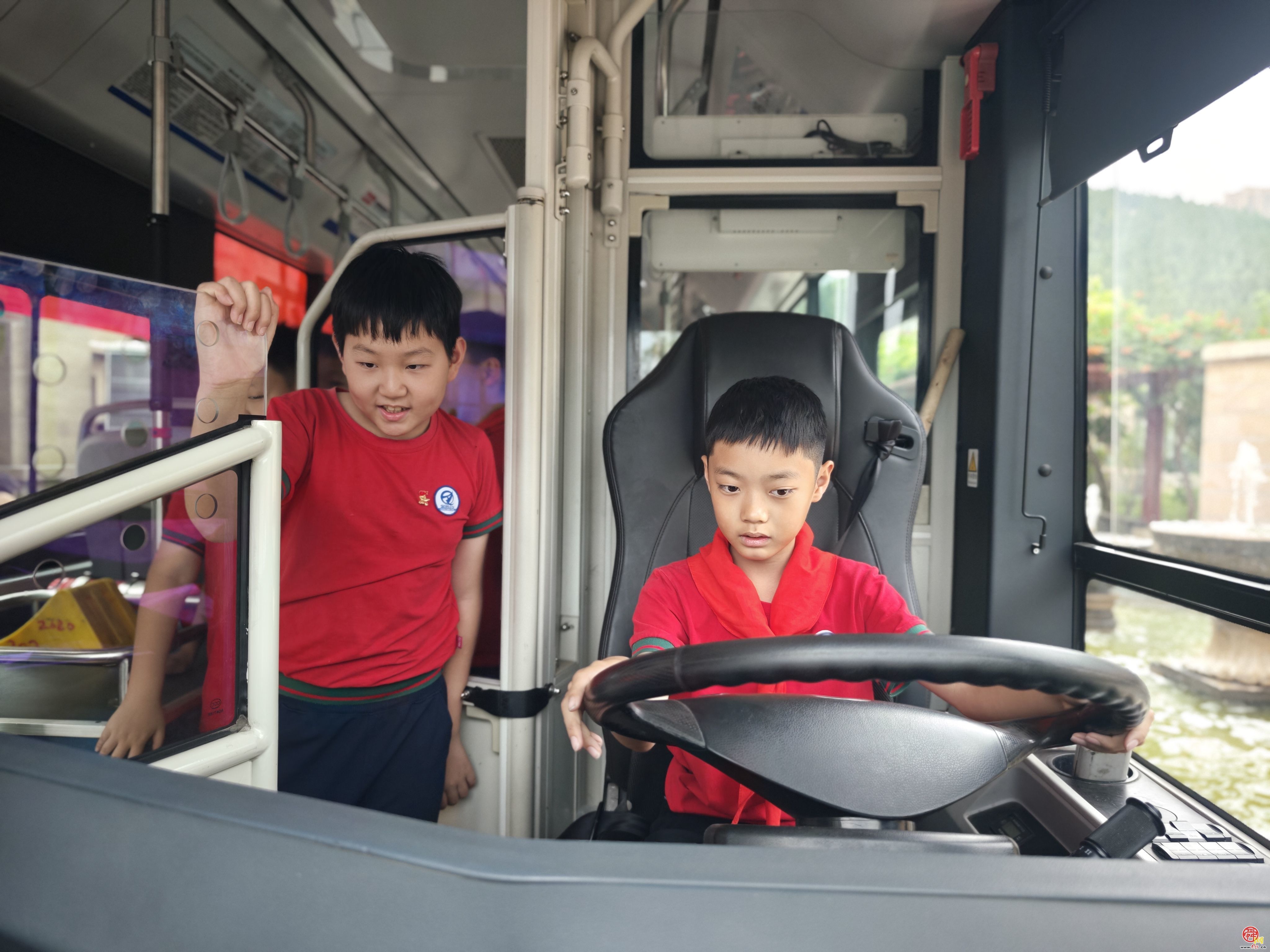 公交车进校园，共筑六一安全防线