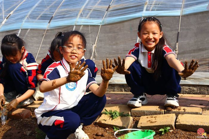 脚下踩泥土 心中藏成长——济南市天桥区枫景小学开启“‘玉’见小美好 节约大行动”主题实践课程