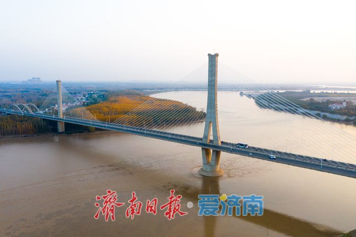 大河之畔，济南建邦大桥迎晨光