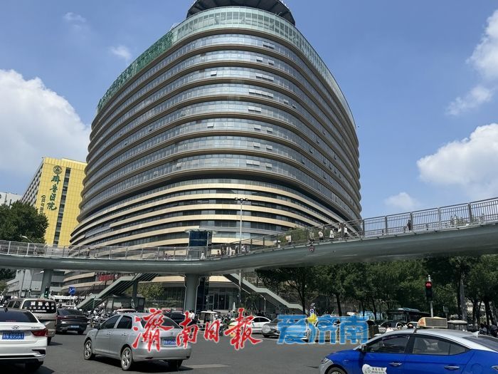 过街天桥连两院，便民风景暖泉城