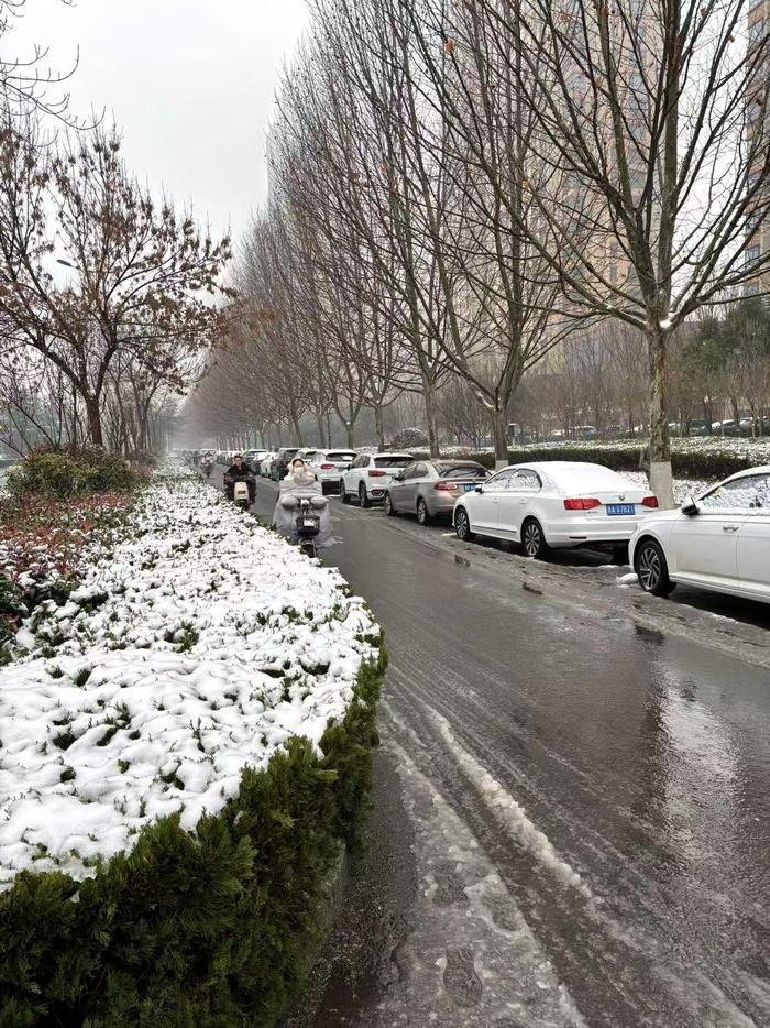 济南西客站片区交通未受雨雪明显影响，外卖快递配送如常
