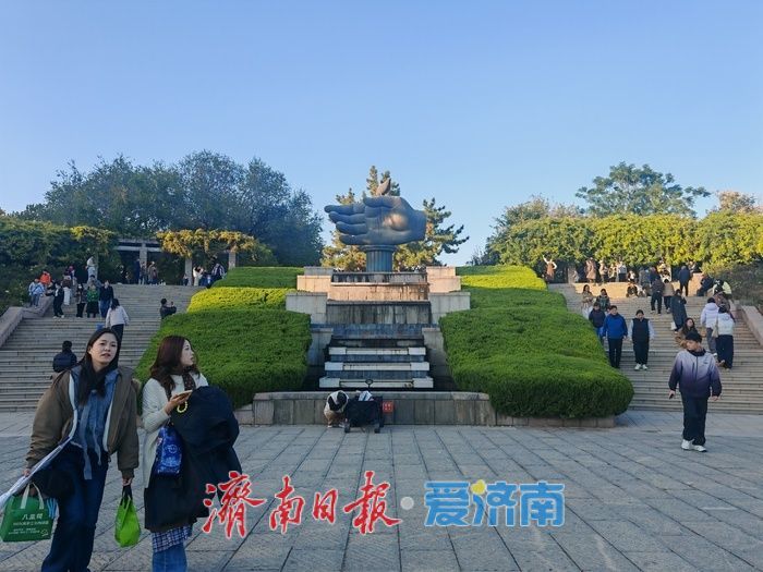 一年四季 泉在济南丨济南森林公园变身“秋日调色盘” 周末游人如织享惬意