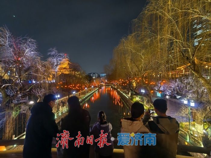 盏盏红灯点亮泉城夜色，护城河畔年味渐浓