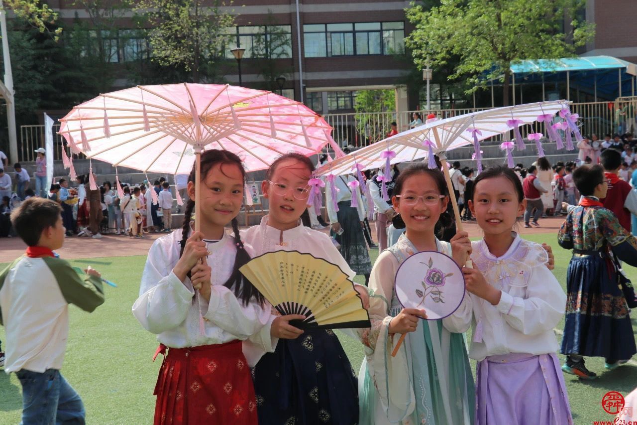 悠悠霓裳 华夏风雅——济南高新区东城逸家小学举办首届“传承华夏 弘扬文明”中国华服日活动