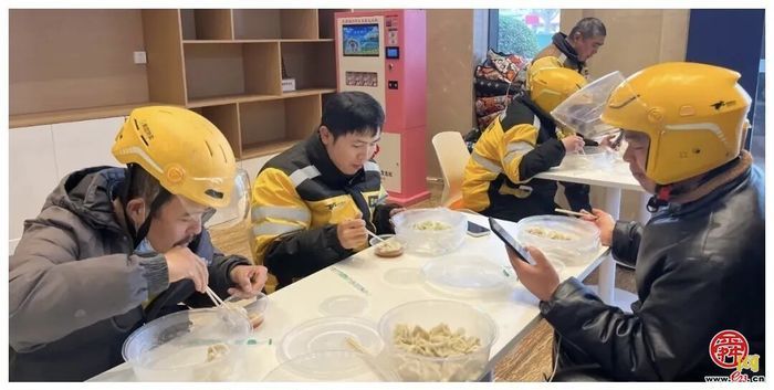 舜井社区：小哥食堂迎冬至，“两新”组织递暖情