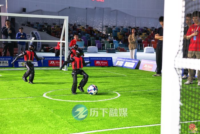 山东省首届人形机器人足球赛历下开赛