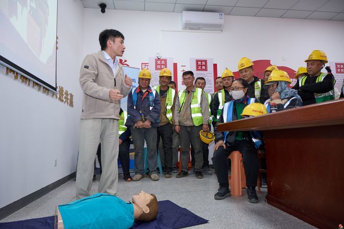 筑牢安全防线 护航重点工程 —济南市人社局工伤预防宣传培训活动走进七彩新筑项目
