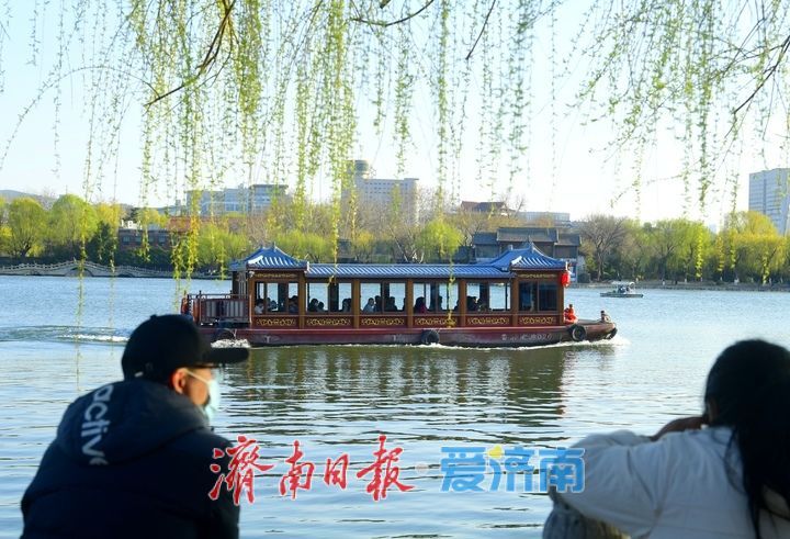 天朗气清春日美，半城湖色映泉城