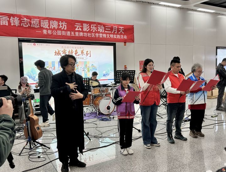 “音乐路演+志愿服务”——地铁站里的学雷锋文明实践活动