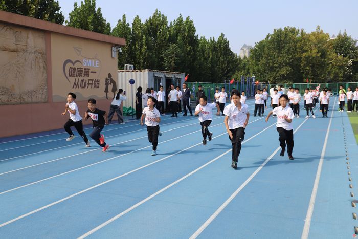 强身健体逐梦想 童心献礼贺华诞——济南市历下区燕山小学举行2026年秋季田径运动会