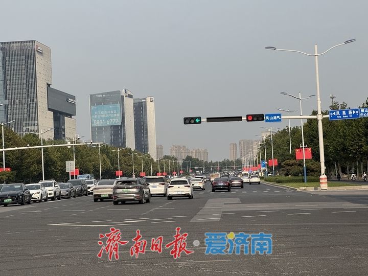 红旗飘扬迎国庆 经十路尽显“中国红”