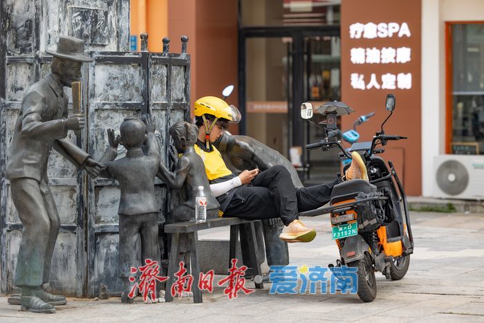 正午十点的民康里：高温炙烤下，步行街里的 “骑手港湾”