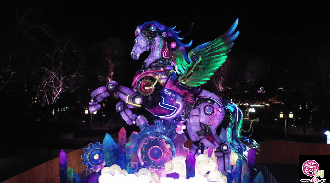 赛博朋克风氛围拉满 “马力全开”灯组亮相天下第一泉迎春花灯会