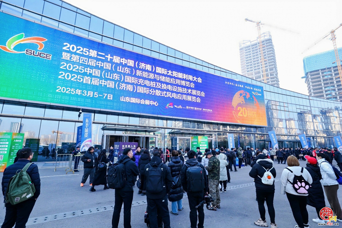 AI能源机器人亮相  2025第二十届济南国际太阳能展开幕