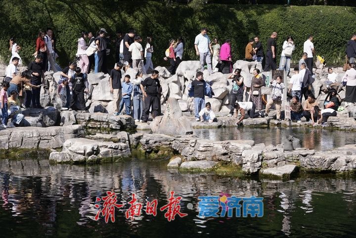 国庆假期第二日，济南护城河畔游人如织
