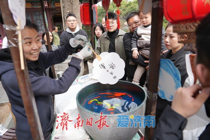 非遗漆扇吸睛引游人 感受中式美学的独特魅力