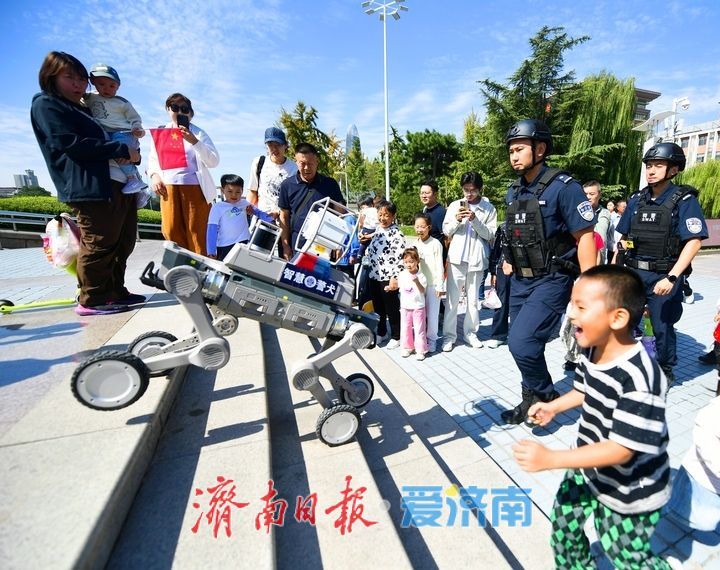 济南特巡警开展国庆巡防，“数智警犬”科技感满满