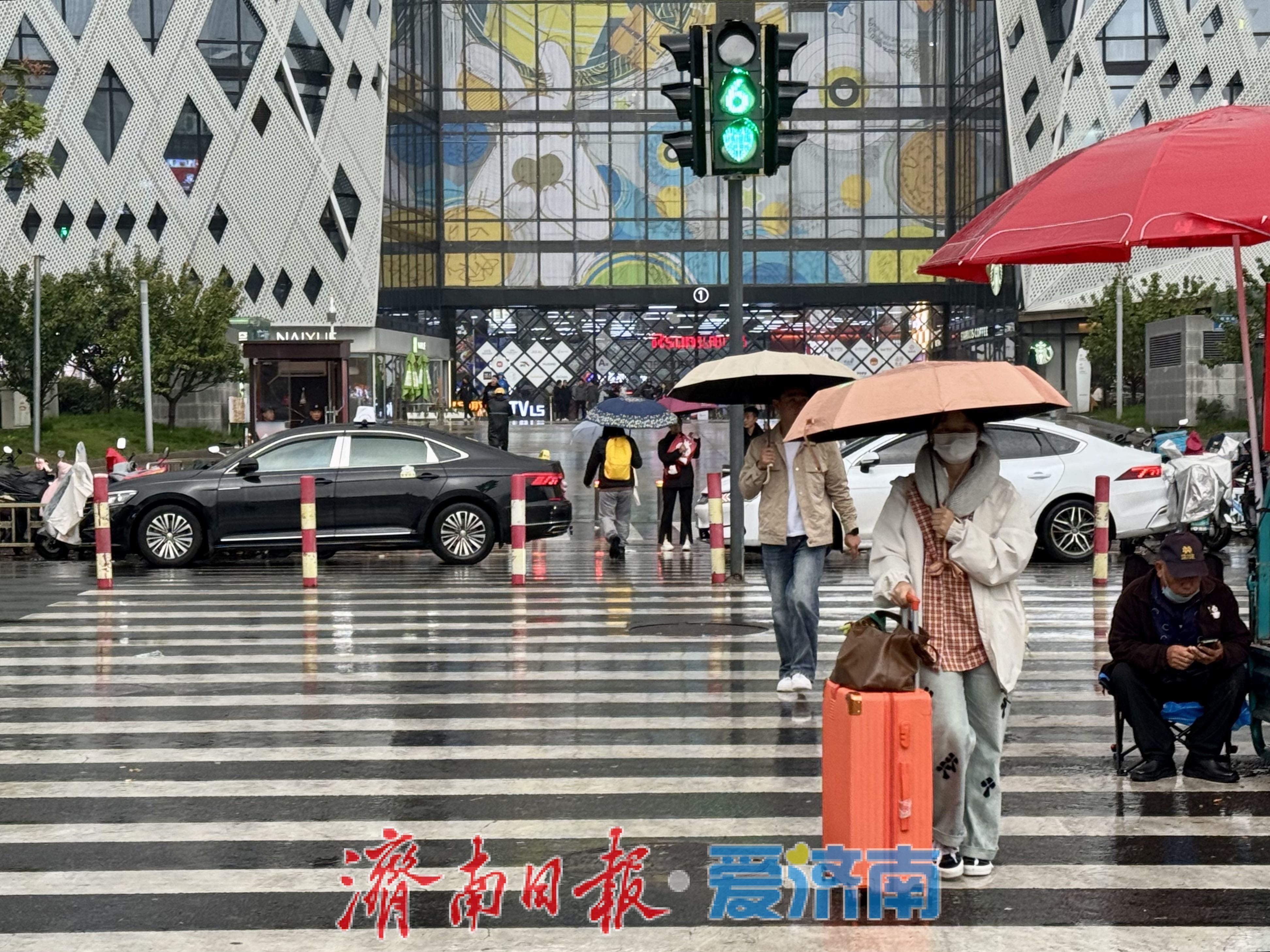 泉城秋雨迎寒意 市民添衣暖意浓